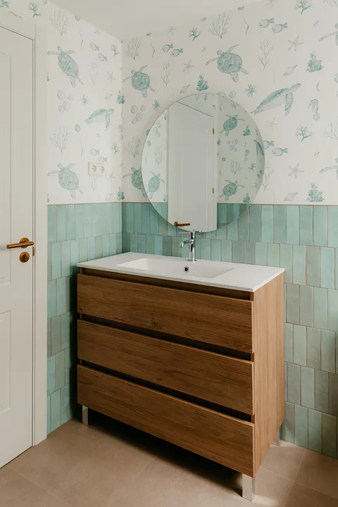 Papel pintado con tortugas y peces junto a azulejos de color aguamarina