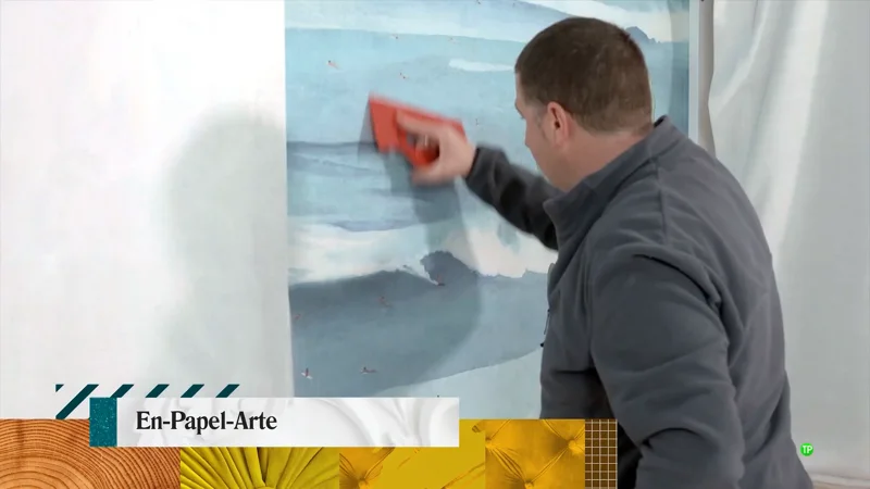 Silviu alisando un mural de olas con la espátula durante la grabación de En-papel-arte