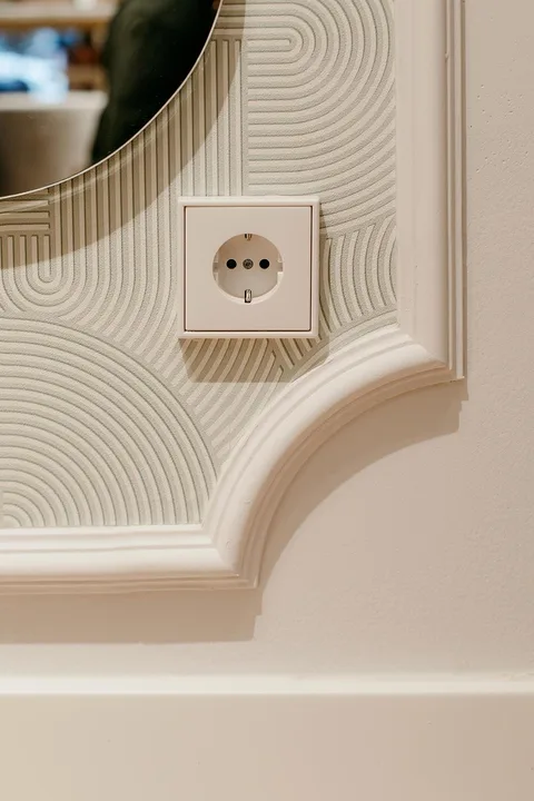 Remate de papel pintado junto a una moldura curva